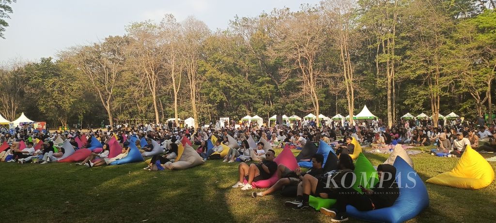 Suasana konser Sunset di Kebun digelar di Kebun Raya Purwodadi, Pasuruan, Jawa Timur, Sabtu (26/8/2023). 