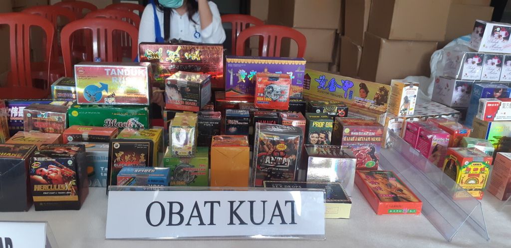 Obat tradisional ilegal yang disita Badan Pengawas Obat dan Makanan di salah satu gudang penyimpanan di Sukapura, Jakarta Utara, Jumat (21/9/2018).