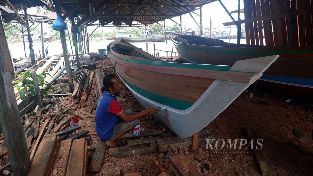 Warga mengecat perahu di salah satu galangan yang ada di Desa Pulau Sewangi, Kecamatan Alalak, Kabupaten Barito Kuala, Kalsel, Senin (23/10/2023). 