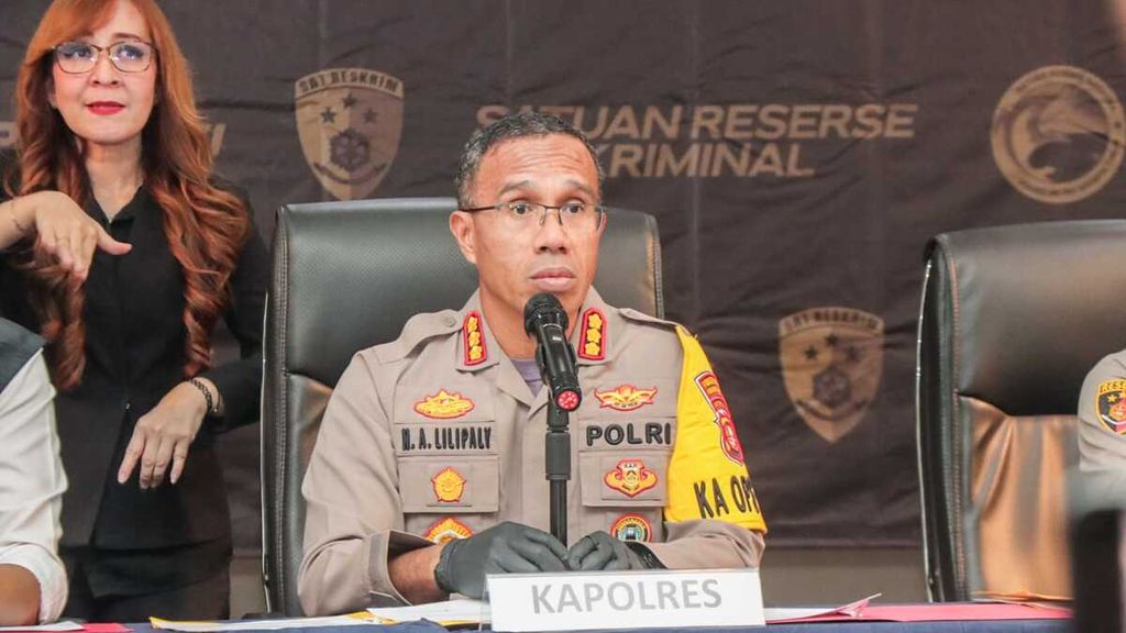 Kepala Kepolisian Resor Metro Jakarta Timur Komisaris Besar Nicolas Ary Lilipaly saat memberikan keterangan pers terkait kasus tindak kekerasan jalanan atau tawuran, Senin (5/1/2024), di Markas Polres Metro Jakarta Timur.