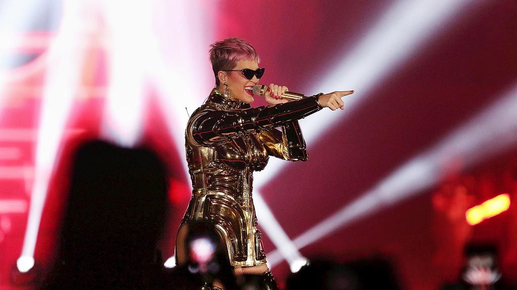 Penyanyi pop asal Amerika Serikat, Katy Perry, menghibur penggemarnya dalam konser Witness The Tour di Indonesia Convention Exhibition (ICE), Tangerang Selatan, Sabtu (14/4) 