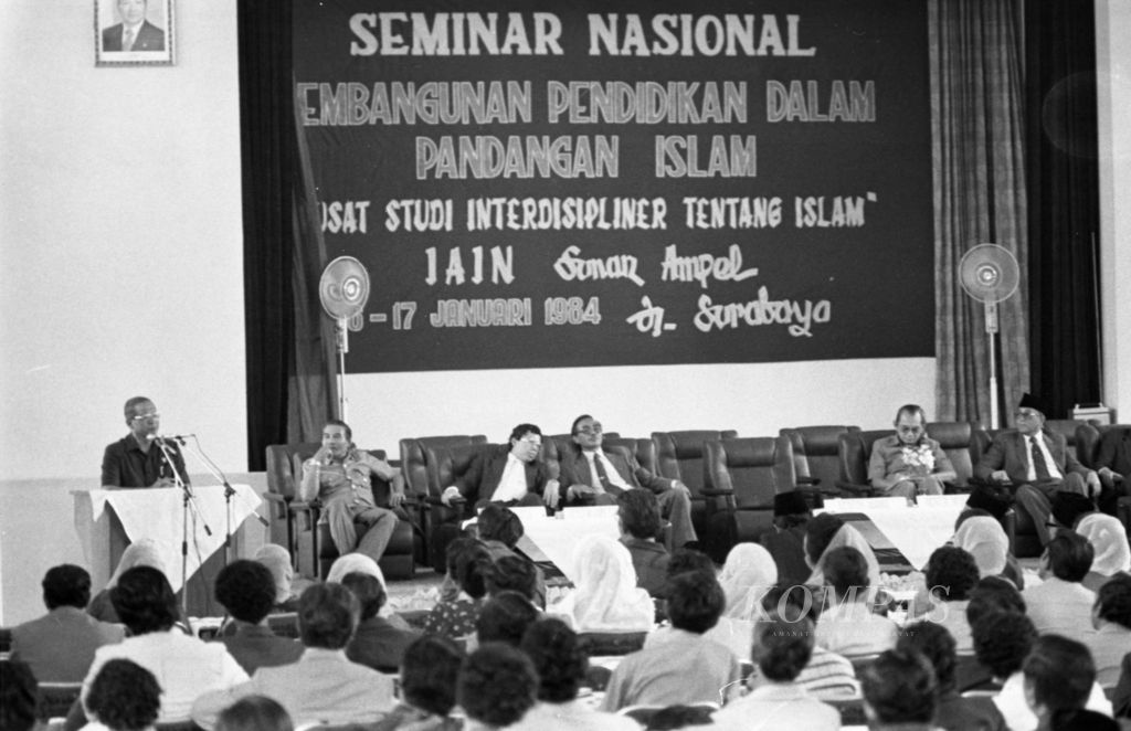Menteri Agama H. Munawir Sjadzali menjadi pembicara pada Seminar Nasional Pembangunan Pendidikan dalam Pandangan Islam di IAIN Sunan Ampel-Surabaya.Seminar berlangsung 16-17 Januari 1984, diprakarsai Pusat Studi Interdisipliner tentang Islam.