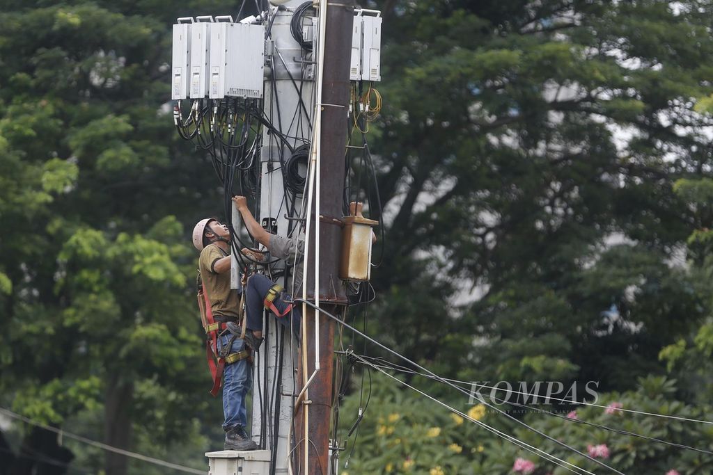 Technicians carry out maintenance on the base transceiver station (BTS) in the Gambir area, Jakarta, Thursday (3/11/2022). Based on data from the Central Statistics Agency, economic growth in the information and telecommunications sector in the first quarter of 2022 grew 7.14 percent on an annual basis. This sector grew rapidly during the pandemic because it was encouraged by the emergence of new habits in society, such as working, studying and shopping from home.