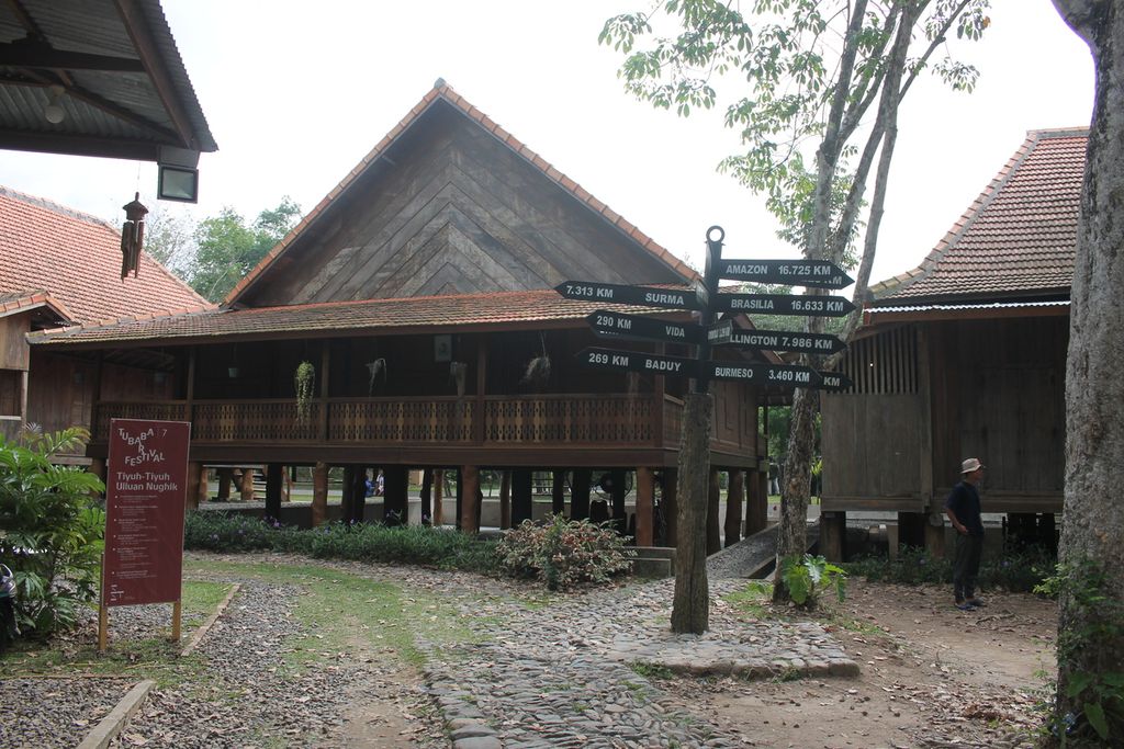 Rumah adat Lampung di kompleks Sekolah Seni, Tulang Bawang Barat, Lampung.