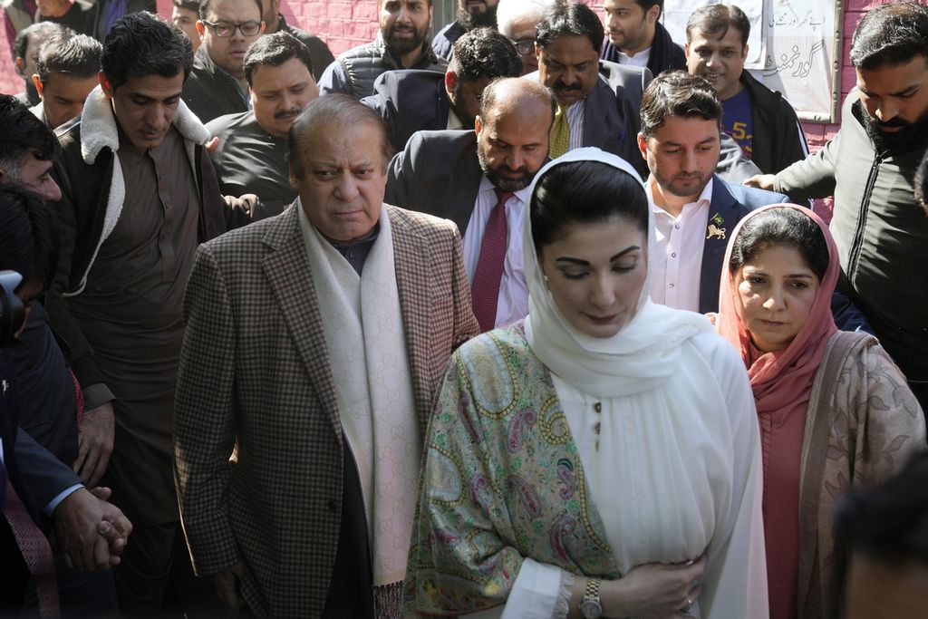 Mantan Perdana Menteri Pakistan Nawaz Sharif (ketiga dari kiri) bersama anak perempuannya, Maryam Nawaz (tengah, depan), tiba di tempar pemungutan suara di Lahore, Pakistan, Kamis (8/2/2024). 
