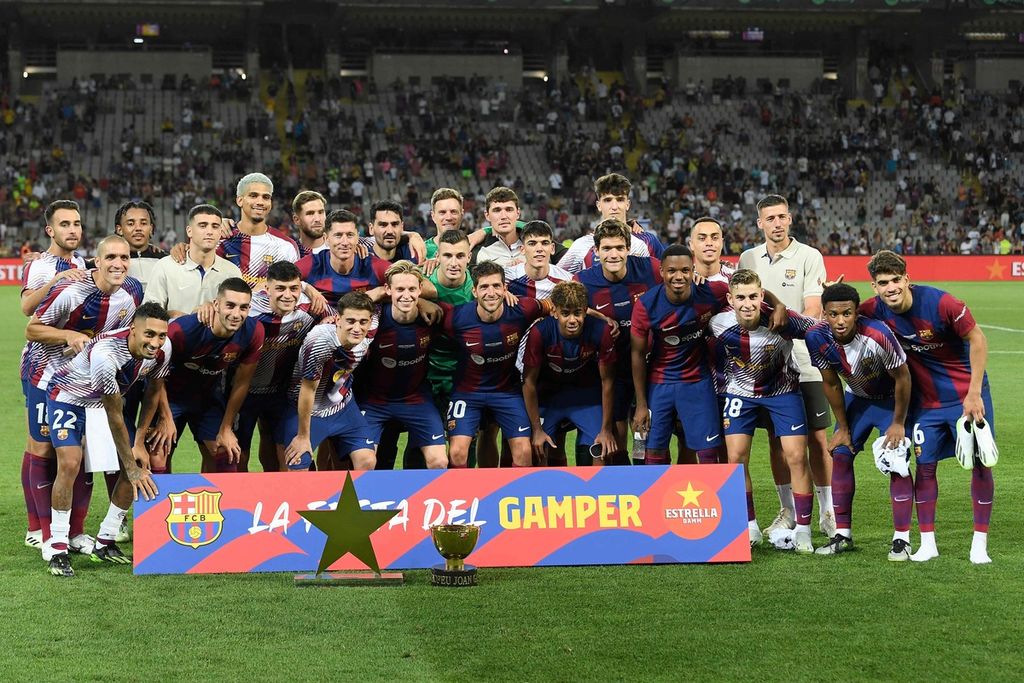 Para pemain Barcelona berfoto dengan trofi Joan Gamper seusai mengalahkan Tottenham Hotspur di Stadion Olimpiade Lluis Companys, Barcelona, 8 Agustus 2023. Barcelona akan menggunakan stadion ini untuk laga kandang musim 2023-2024 karena Stadion Camp Nou tengah direnovasi.