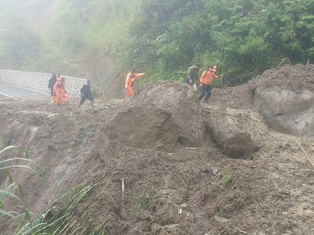 Tim SAR gabungan mencari korban longsor yang masih tertimbun di Kecamatan Makale, Tana Toraja, Sulawesi Selatan, Minggu (14/4/2024). Longsor terjadi pada Sabtu (13/4/2024) malam.