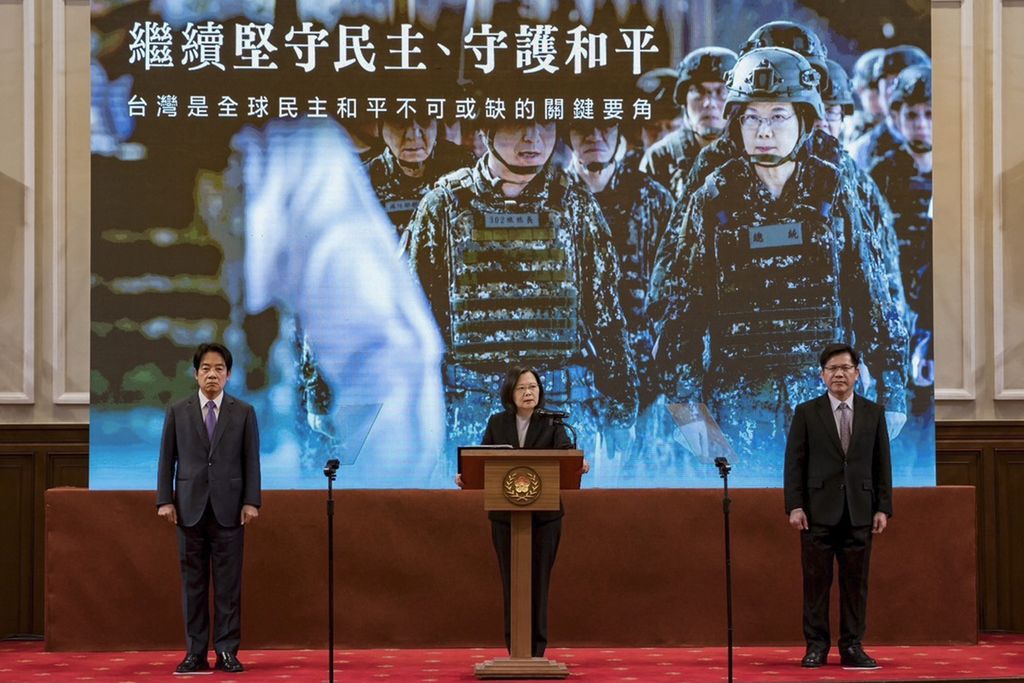 Dalam foto yang dirilis Kantor Kepresidenan Taiwan ini terlihat Presiden Taiwan Tsai Ing-wen (tengah) menyampaikan pidato Tahun Baru di samping Wakil Presiden William Lai (kiri) di atas panggung di Taipei, Taiwan, Senin (1/1/2024). 
