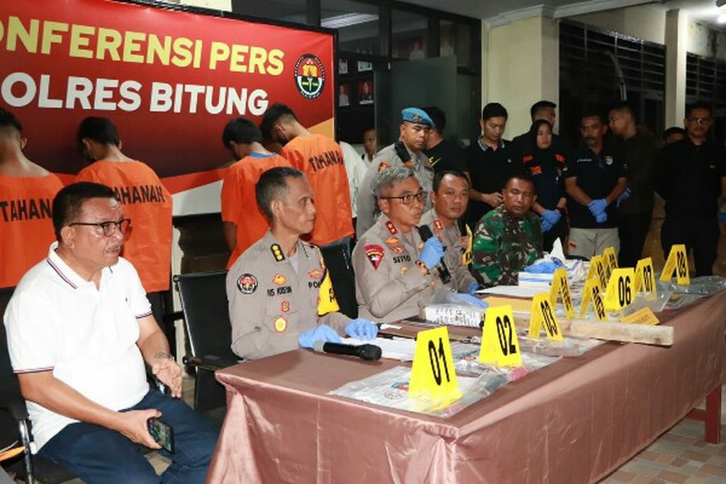 Kepala Polda Sulut Inspektur Jenderal Setyo Budiyanto (tengah) memimpin konferensi pers, Minggu (26/11/2023), tentang penangkapan tersangka penganiayaan, pembunuhan, dan perusakan properti yang terjadi di Bitung, Sulawesi Utara, sehari sebelumnya. 