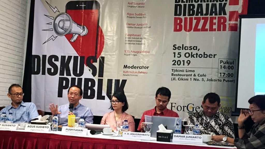 Sejumlah pembicara, Selasa (15/10/2019), di Jakarta, membahas topik ”Demokrasi Dibajak Buzzer?” dalam diskusi yang diselenggarakan Lingkaran Jakarta dan Forges.