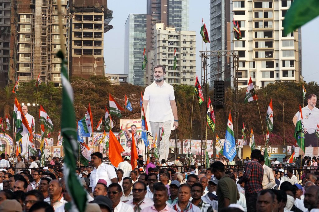 Para pendukung partai oposisi, Partai Kongres India, memboyong beberapa poster pemimpin partai tersebut, Rahul Gandhi, saat kampanye di Mumbai, India, Minggu (17/3/2024). 