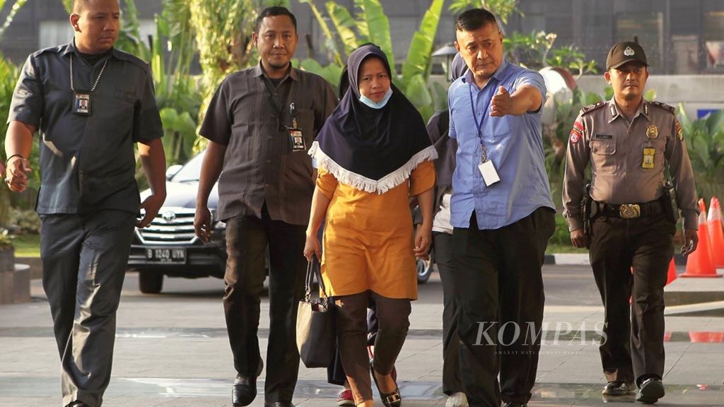 Hakim Tindak Pidana Korupsi (Tipikor) PN Bengkulu, Suryana, dikawal petugas Komisi Pemberantasan Korupsi (KPK) memasuki Gedung KPK, Jakarta, Kamis (7/9). Selanjutnya Suryana akan diperiksa secara mendalam oleh penyidik KPK, karena di duga menerima suap terkait penanganan perkara.