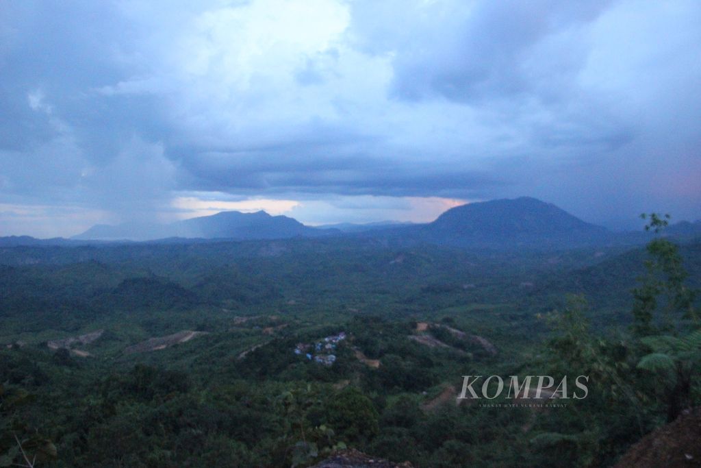 Pemandangan dari jalan paralel perbatasan Indonesia-Malaysia di Desa Suruh Tembawang, Kecamatan Entikong, Kabupaten Sanggau, Kalimantan Barat, Jumat (15/7/2022).