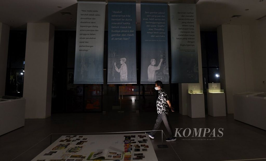 Pembukaan pameran arsip Tribute to Urban Masters Sapardi Djoko Damono & Wagiono Sunarto di Galeri Seni Taman Ismail Marzuki, Jakarta, Jumat (22/7/2022). Pameran akan berlangsung hingga 17 Agustus 2022. 