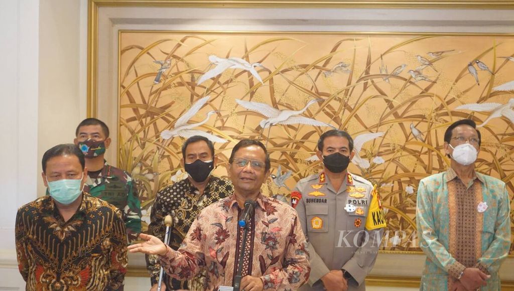 Menteri Koordinator Bidang Politik, Hukum, dan Keamanan Mahfud MD (ketiga dari kanan) menjelaskan tentang isi rapat refleksi dan proyeksi pelaksanaan pilkada serentak 2020 di Yogyakarta, Senin (14/12/2020).  