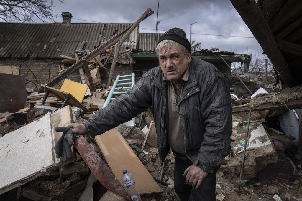 Warga Ukraina, Mykola Volenshak, di bekas rumahnya yang hancur akibat serangan Rusia pada Selasa (21/2/2023).