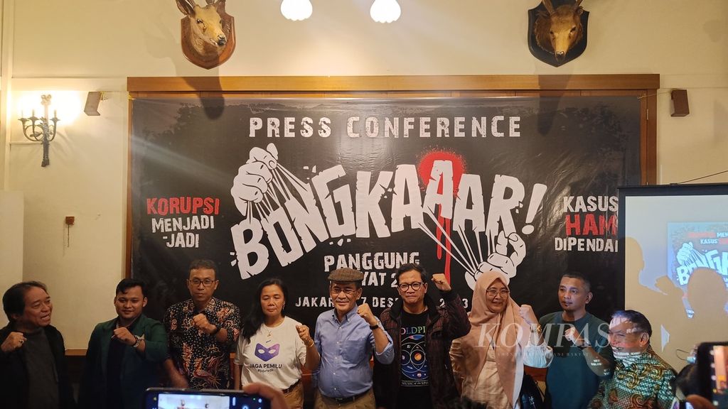 Ekonom senior Faisal Basri (tengah) dan Direktur Eksekutif Amnesty International Indonesia Usman Hamid (empat dari kanan) berfoto bersama saat konferensi pers sebelum penyelenggaraan Panggung Rakyat "Bongkar" di Jakarta, Kamis (7/12/2023).