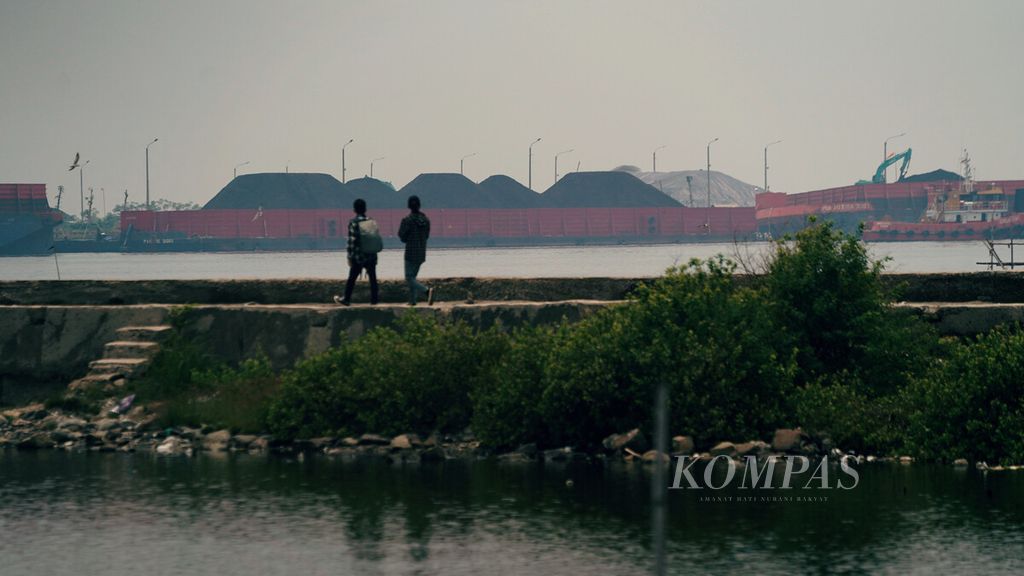 Aktivitas bongkar muat batubara di Pelabuhan Marunda, Cilincing, Cilincing, Jakarta Utara, Rabu (16/3/2022).