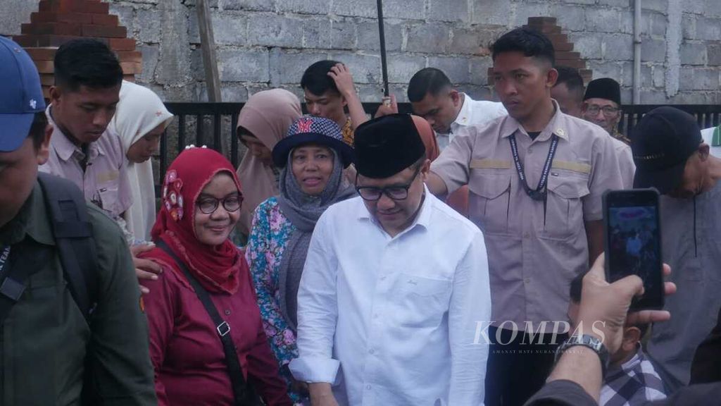 Calon wakil presiden nomor urut 1, Muhaimin Iskandar (baju putih), disambut warga ketika berkunjung ke Candi Boyolangu, atau yang dikenal dengan Candi Gayatri, di Tulungagung, Jawa Timur, Kamis (25/1/2024). 