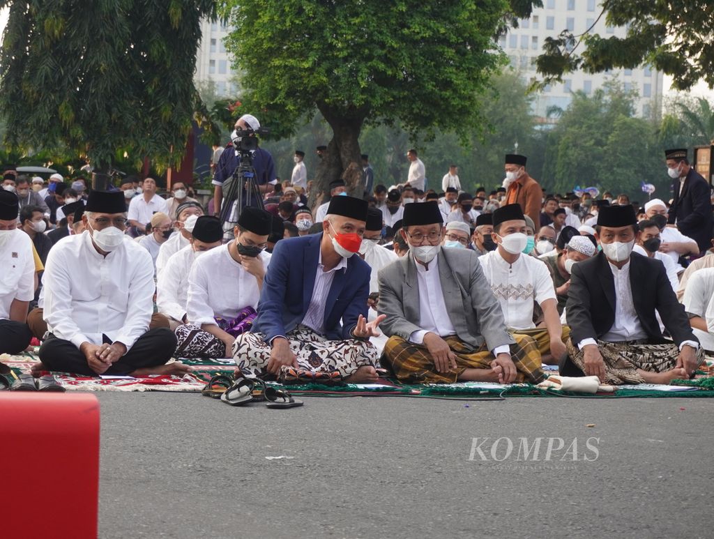 Gubernur Jateng Ganjar Pranowo mengikuti shalat Idul Fitri di Lapangan Pancasila Simpang Lima, Kota Semarang, Senin (2/5/2022).
