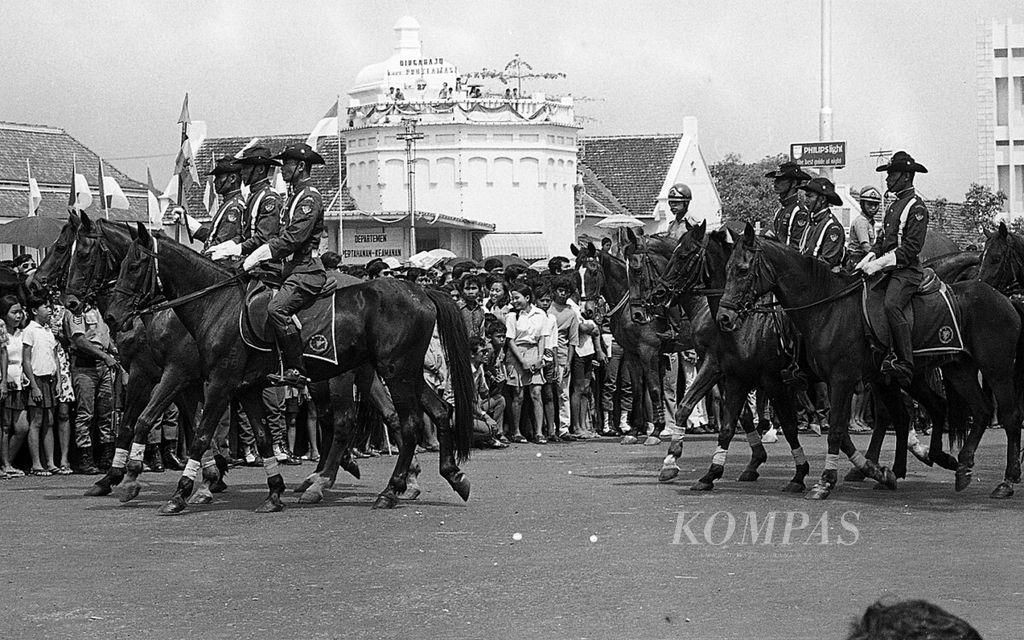 Pasukan berkuda TNI saat pawai pembangunan di Jakarta dalam peringatan HUT Ke-27 Kemerdekaan RI, Jumat (19/8/1972).
