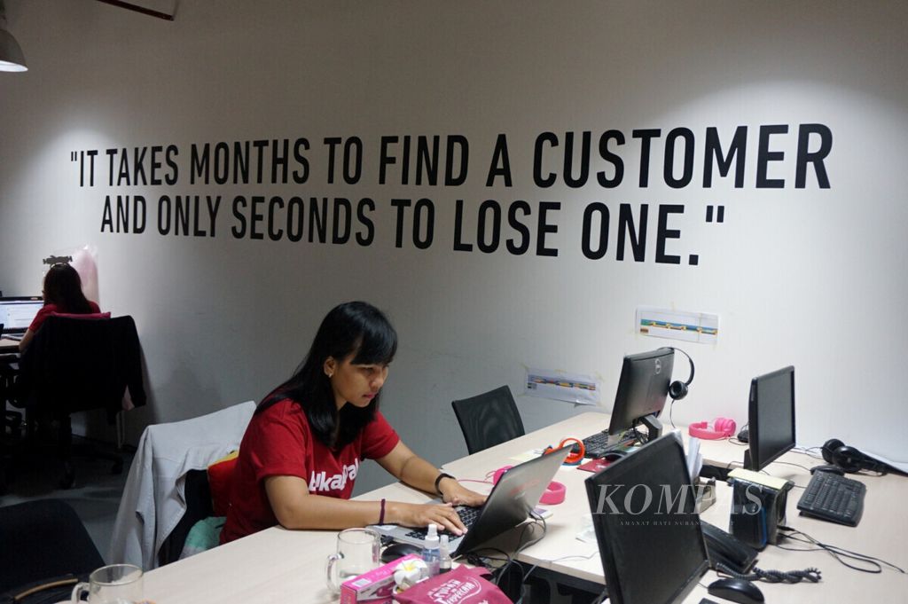 Karyawan Bukalapak bagian pelayanan konsumen sedang bekerja di kantor barunya di kawasan Jakarta Selatan, yang diresmikan bersamaan dengan ulang tahun keenam, Selasa (12/1/2016). Mengawali kiprah sejak tahun 2010, Bukalapak.com tumbuh menjadi salah satu pemain besar perniagaan elektronik Tanah Air.