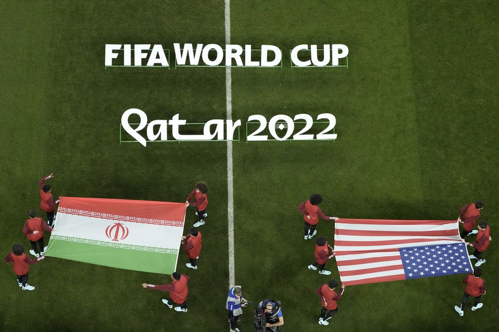 Bendera Iran dan Amerika Serikat dibentangkan sebelum laga grup B Piala Dunia di Stadion Al Thumama, Doha, Qatar, Selasa (29/11/2022). 