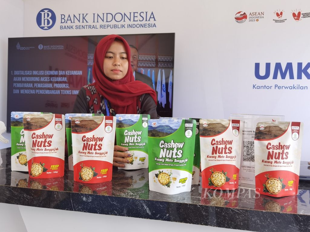 Berbagai produk UMKM yang dihadirkan di gerai Kantor Perwakilan Bank Indonesia NTB dalam acara Shell Eco-marathon Asia 2023 Mandalika di Sirkuit Mandalika, Kuta, Pujut, Lombok Tengah, Nusa Tenggara Barat, Kamis (9/7/2023).