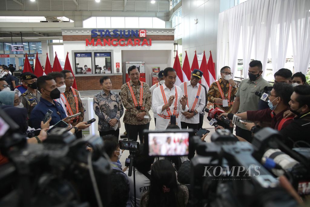 Presiden Joko Widodo menjawab pertanyaan wartawan seusai meresmikan Stasiun Manggarai, di Stasiun Manggarai, Jakarta, Senin (26/12/2022). 