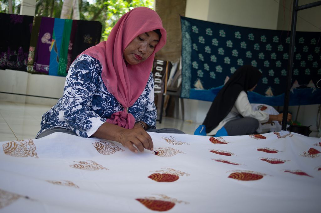 Suminah membatik motif umang-umang di Pulau Ngenang, Kota Batam, Kepulauan Riau, Kamis (14/12/2023).
