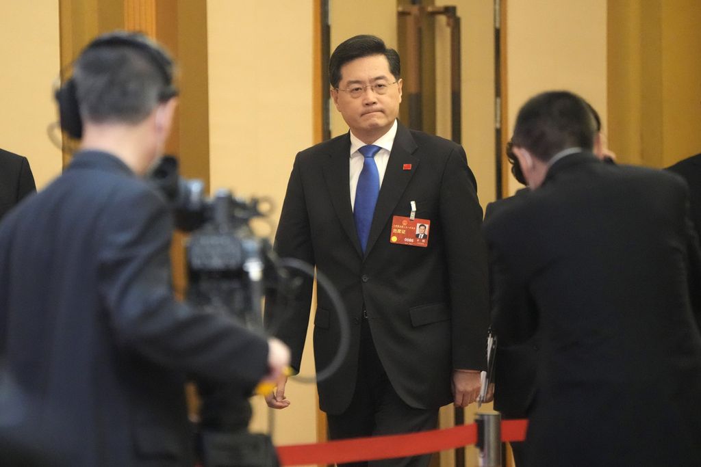 Menteri Luar Negeri China Qin Gang tiba di lokasi konferensi pers di sela-sela sidang tahunan Kongres Nasional Rakyat (NPC) China di Beijing, 7 Maret 2023. 