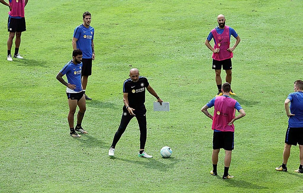 Manajer Inter Milan   Luciano Spalletti (tengah) memberikan pengarahan kepada pemainnya saat berlatih di Stadion Bishan, Singapura, Rabu (26/7). Inter berlatih untuk persiapan menghadapi laga di turnamen International  Champions Cup.