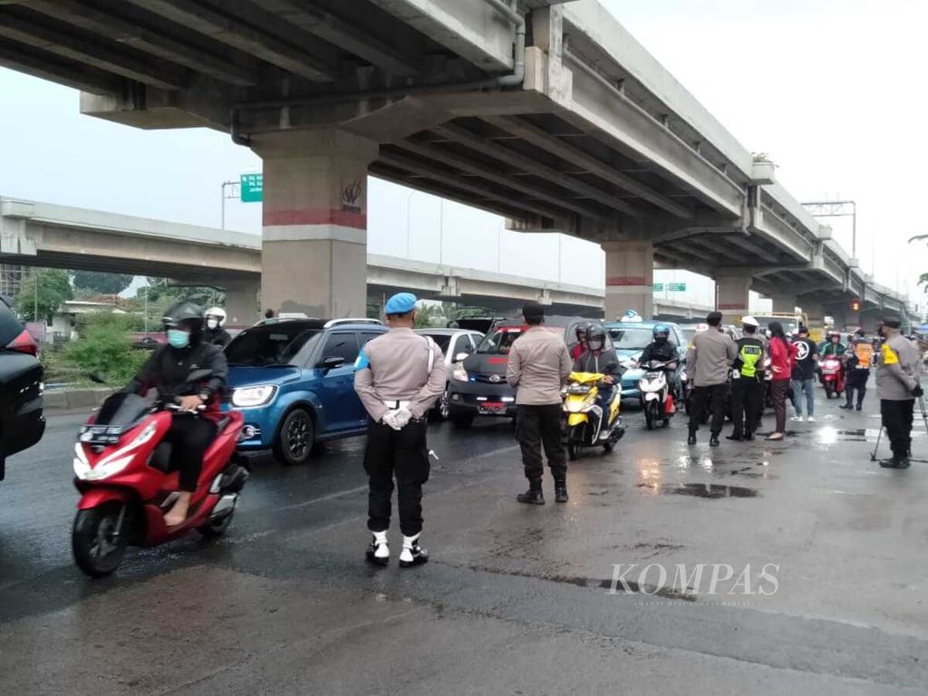 Polisi menyekat para pemudik di Pos Penyekatan Mudik Sumber Artha, Kota Bekasi, pada Kamis (6/5/2021).
