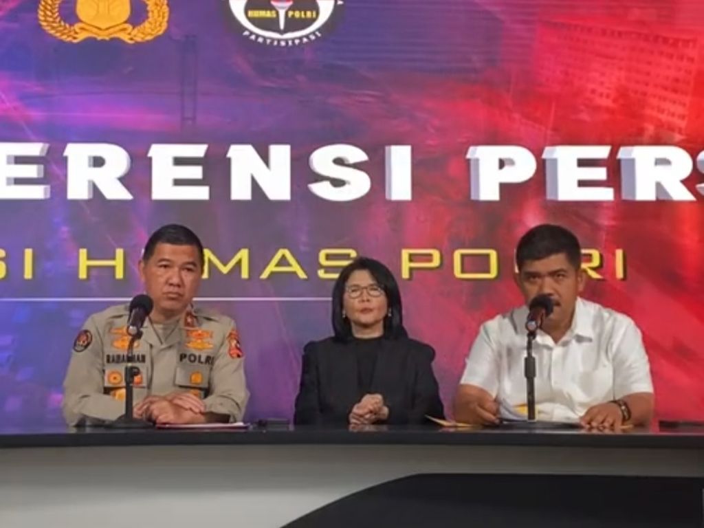 Kepala Biro Penerangan Masyarakat Divisi Humas Polri Brigadir Jenderal (Pol) Ahmad Ramadhan dan Juru Bicara Detasemen Khusus 88 Antiteror Polri Komisaris Besar Aswin Siregar dalam jumpa pers, Selasa (31/10/2023), di Jakarta.