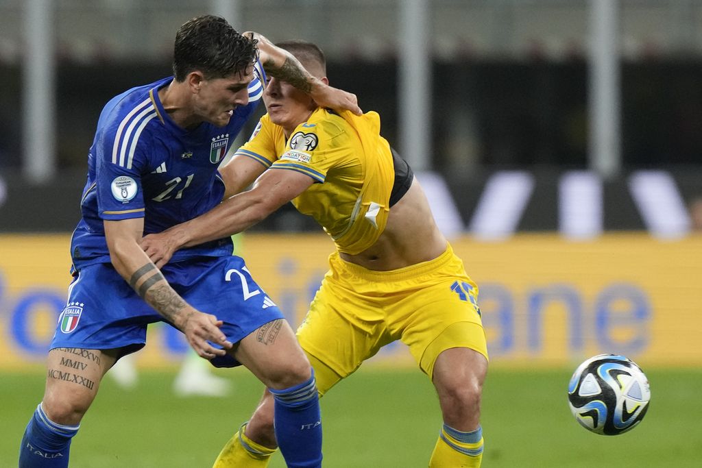 Penyerang sayap Italia, Nicolo Zaniolo (kiri), berebut bola dengan bek Ukraina, Vitaliy Mykolenko, dalam pertandingan kualifikasi Grup C Piala Eropa 2024 antara Italia dan Ukraina di Stadion San Siro, Milan, Italia, Rabu (19/9/2023) dini hari WIB. Italia mengalahkan Ukraina, 2-1.
