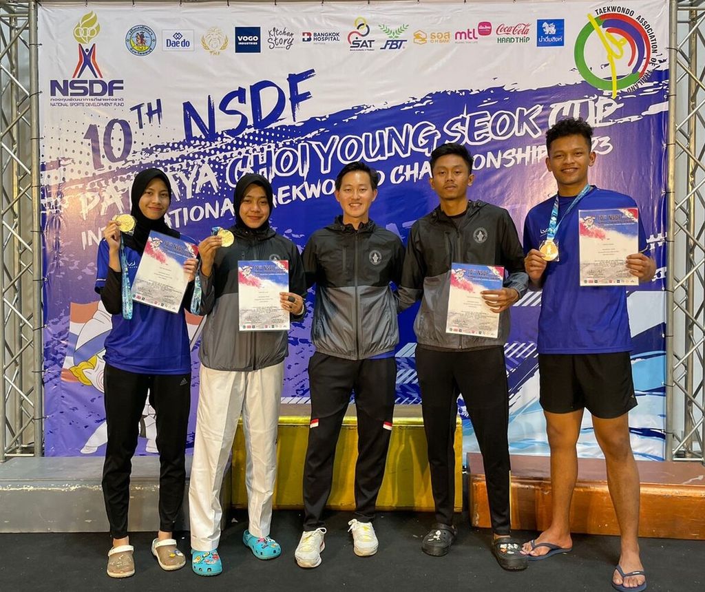 Para atlet dan pelatih taekwondo tim Indonesia sedang berfoto bersama dengan medali dan sertifikat mereka usai kejuaraan SDF Pattaya Choi Young Seok Cup International Taekwondo Championship yang ke 10 di Thailand, Minggu (12/2/2023).