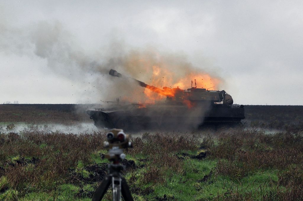 Sebuah tank 2S1 Gvodzdika milik Angkatan Darat Ukraina tengah beraksi di medan pertempuran di Donetsk, Senin (10/10/2022). Presiden Ukraina Volodymyr Zelenskyy bertekad melakukan serangan balasan setelah militer Rusia membombardir beberapa kota utama Ukraina, Senin (10/10/2022). 