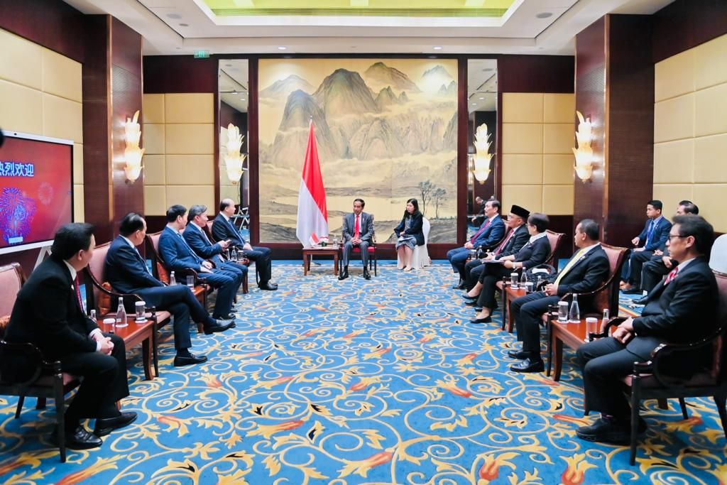 Presiden Joko Widodo menegaskan komitmen Indonesia dalam mengembangkan industri kimia dan energi. Hal tersebut disampaikan dalam pertemuannya dengan sejumlah pemimpin perusahaan China yang digelar di Hotel Shangri-La, Chengdu, China, Jumat (28/7/2023).