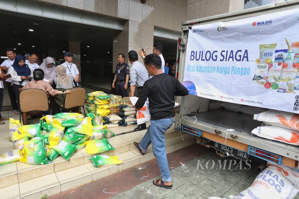 Petugas membawa beras dari dalam truk di Kantor Wali Kota Jakarta Selatan, Rabu (21/2/2024). 