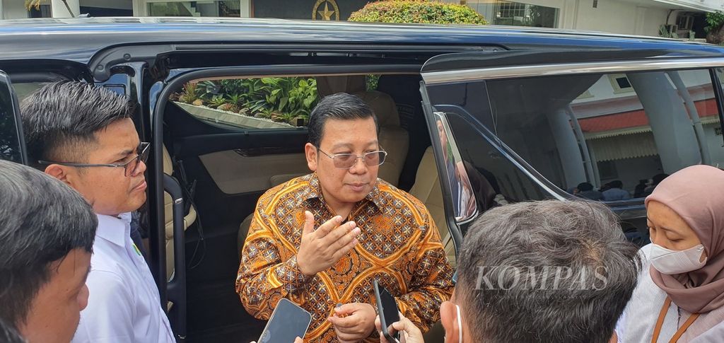 Kepala Badan Pangan Nasional Arief Presetyo Adi memaparkan perpanjangan penyesuaian HET beras premium seusai rapat tertutup terkait kebijakan pangan yang dipimpin Presiden Joko Widodo di Istana Merdeka, Jakarta, Selasa (19/3/2024).