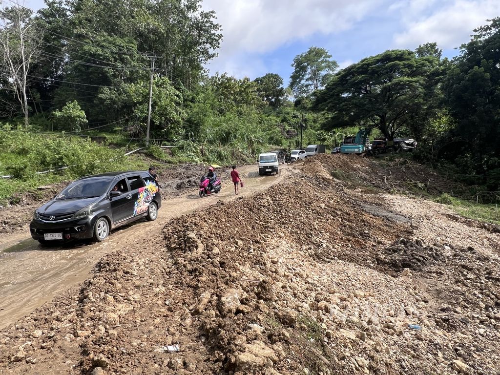 Salah satu titik jalan ambles di Poros Enrekang-Toraja, Sulawesi Selatan, Minggu (28/4/2024). Banjir bandang dan longsor yang menerjang Enrekang pada Sabtu (27/4/2024) malam menyisakan lumpur dan jalan ambles.