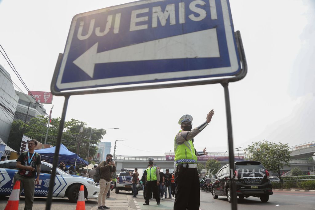 Polisi mengatur lalu lintas di Jalan Letjen MT Haryono, Jakarta Selatan, Jumat (1/9/2023).  