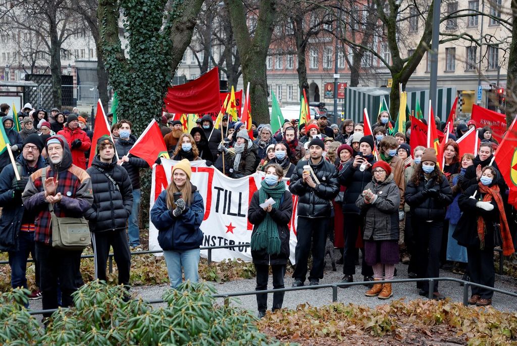 Ratusan pendemo pro-Kurdi mendemo sikap Turki yang keras terhadap warga Kurdi sekaligus menentang rencana keanggotaan Swedia di NATO dalam sebuah aksi di Norra Bantorget, Stockholm, Swedia, Sabtu (21/1/2023). (Photo by Christine OLSSON / TT News Agency / AFP) 