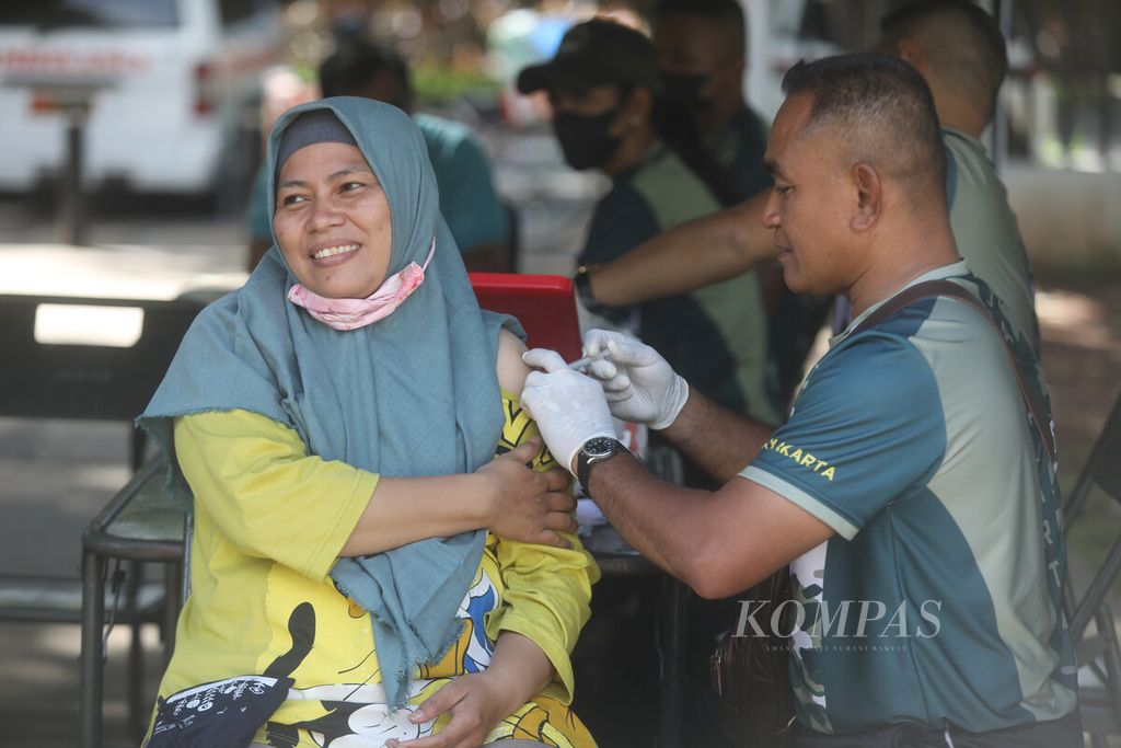 Petugas dari Kesdam Jaya memberikan suntikan vaksin Covid-19 di Taman Lapangan Banteng, Jakarta, Jumat (6/1/2023). 