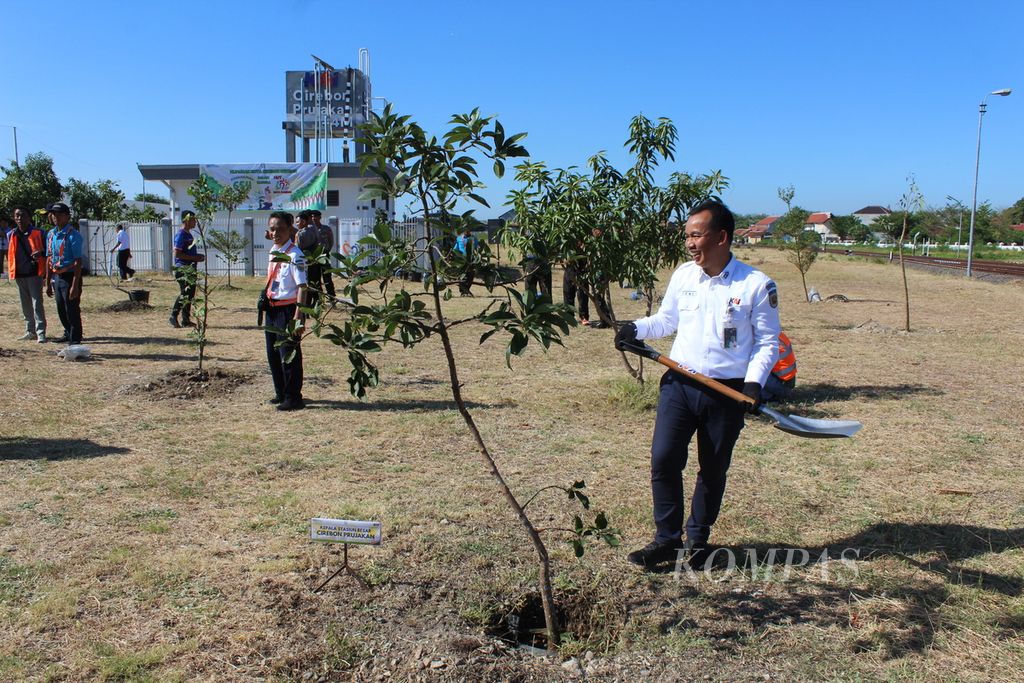 Sejumlah petugas PT Kereta Api Daerah Operasi 3 Cirebon menanam pohon di kawasan Stasiun Cirebon Prujakan, Kota Cirebon, Jawa Barat, Jumat (11/8/2023). Dalam kesempatan itu, 654 pohon ditanam di area stasiun dan jalur kereta.