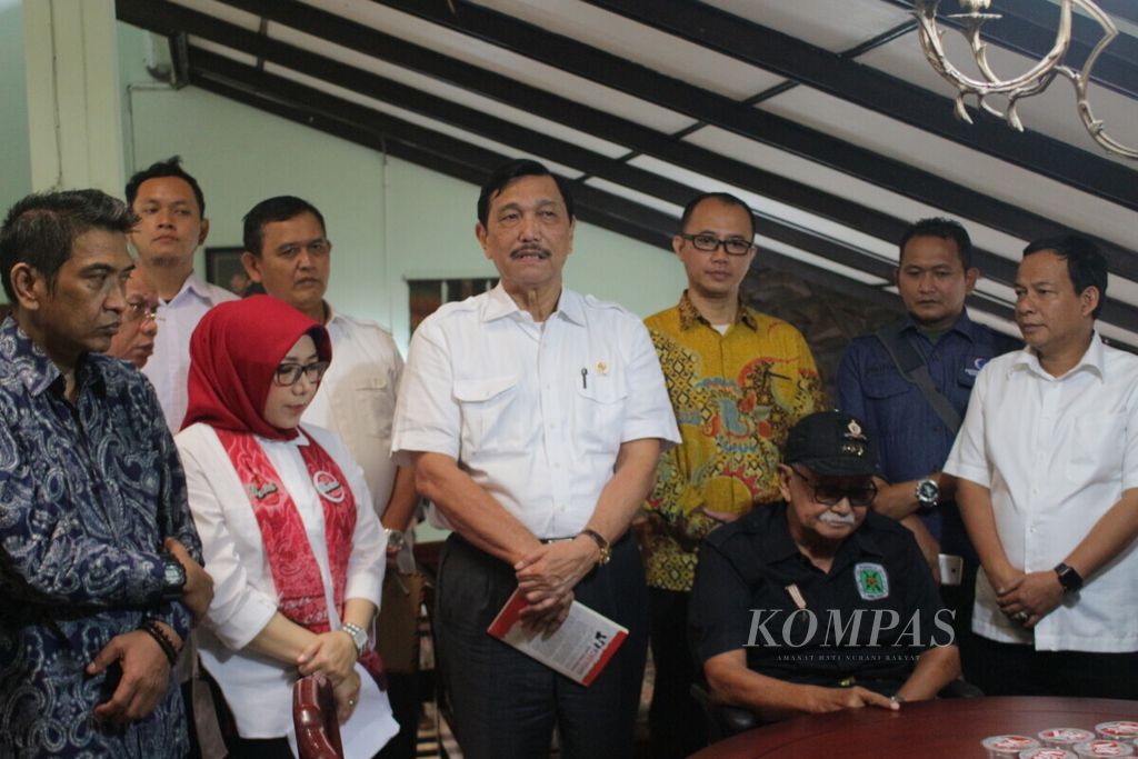 Coordinator Minister for Maritime Affairs Luhut Binsar Pandjaitan (third from left) held a dialogue with several community organizations at the residence of respected figure in West Java, Solihin GP, on Wednesday (30/1/2019).