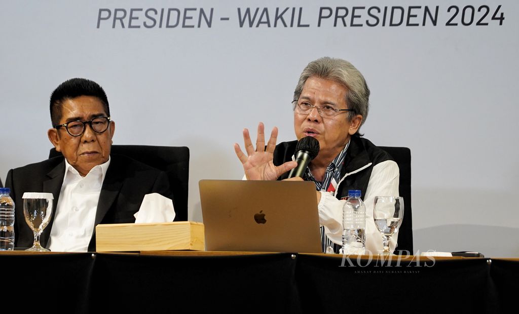 Suasana konferensi pers yang menghadirkan Deputi Hukum Tim Pemenangan Nasional Ganjar Pranowo-Mahfud MD, Todung Mulya Lubis (kanan), dan praktisi hukum Henry Yosodiningrat (kiri), beberapa waktu lalu. 