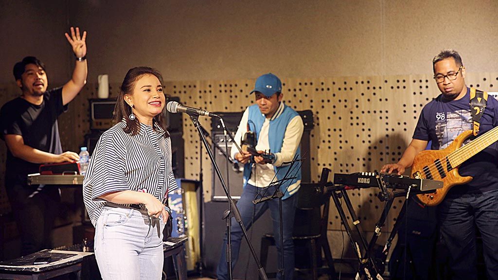 Penyanyi Rossa (kiri) berlatih di sebuah studio di kawasan Pondok Indah, Jakarta, Kamis (28/12). Rossa akan tampil dalam konser di Bali pada malam pergantian tahun.