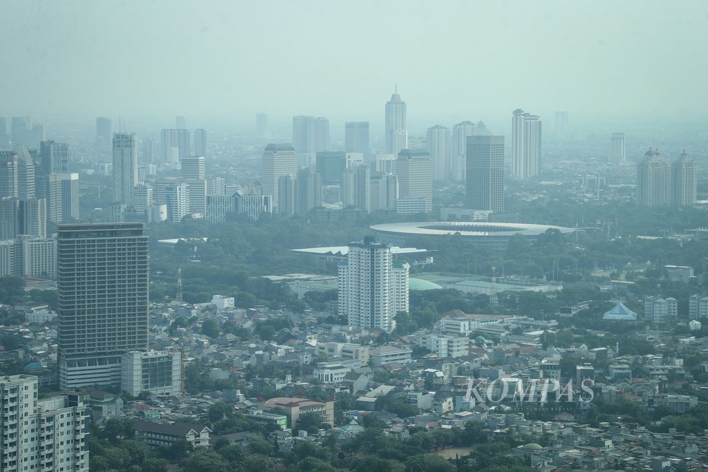 Lanskap gedung pencakar langit dan permukiman yang diselimuti polusi di Jakarta, Sabtu (23/9/2023). Meski berbagai upaya mengurangi polusi udara telah ditempuh Pemerintah Provinsi DKI Jakarta, kualitas udara di Jakarta masih tergolong tidak sehat pada jam-jam tertentu.