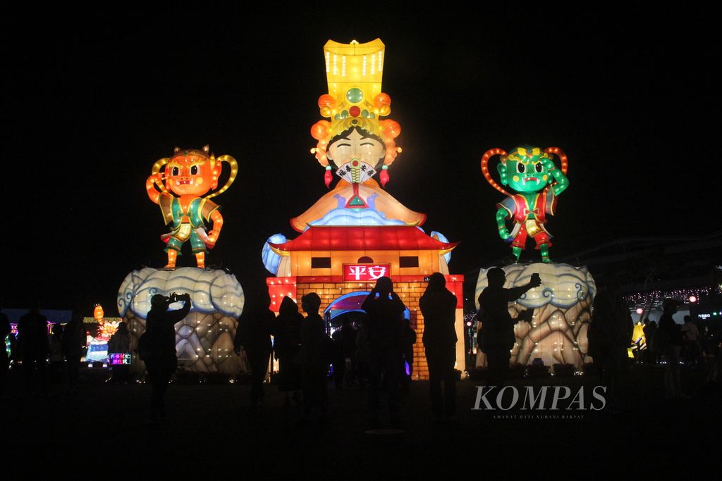 Pengunjung melihat lampion yang ditampilkan dalam Taiwan Lantern Festival 2024 saat acara geladi bersih, Jumat (23/2/2024) malam, di kota Tainan, Taiwan. 